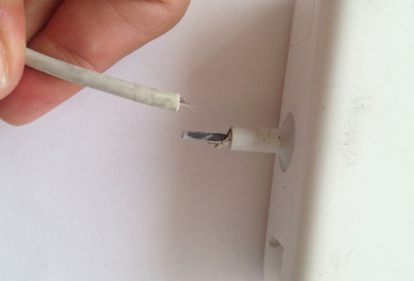 Hướng dẫn cách thay dây sạc Macbook bị đứt 1