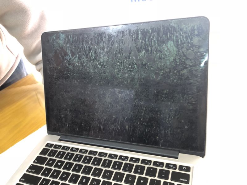 Nguyên Nhân Màn Hình MacBook Bị Trầy
